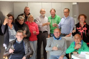 Alle am Umbau Beteiligten rund um Tennis-Spartenleiter Werner Passoter (Mitte) und Claus Knigge (im grünen Poloshirt) stossen mit Sponsor Henning von Roon (re. daneben) auf die neue Küche an